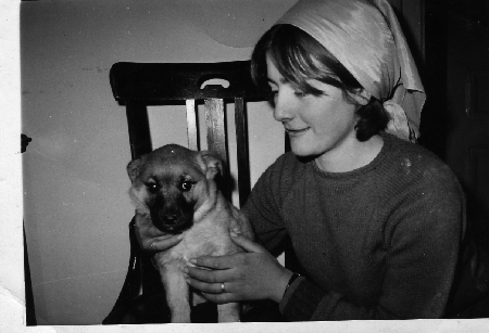 Muchacha con perro. Torralba de los Sisones