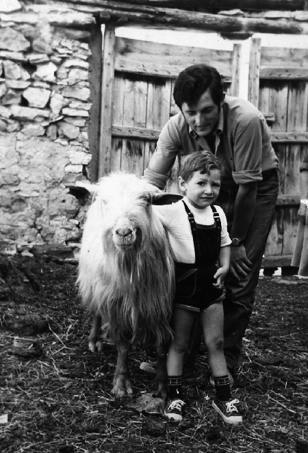 Hombre y niÃ±o junto al chivo. Torralba de los Sisones