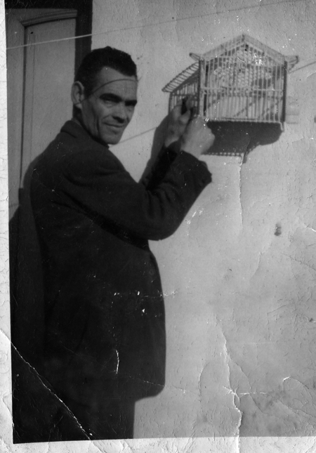 Hombre con jaula. Torralba de los Sisones