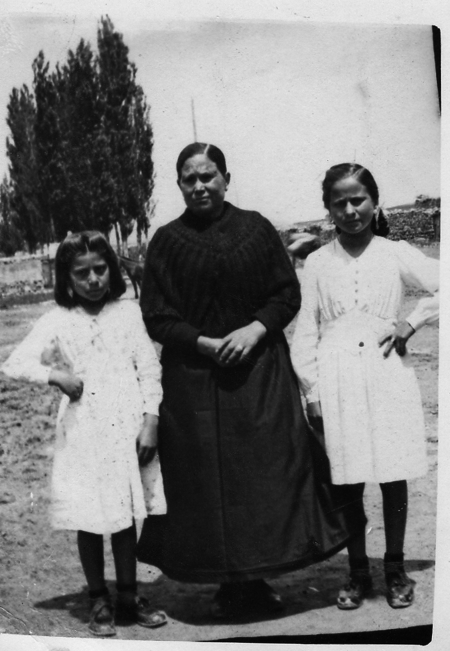 Mujer con niÃ±as. Torralba de los Sisones