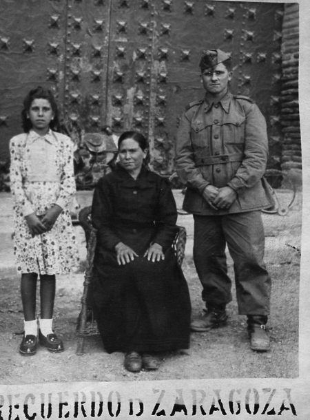 Mujer, niÃ±a y soldado. Torralba de los Sisones