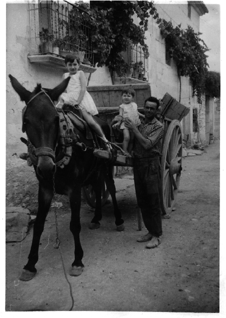 Hombre con niÃ±as en carro. Torralba de los Sisones
