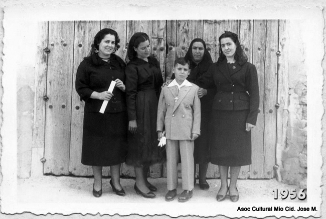 Mujeres y niÃ±o en primera comuniÃ³n