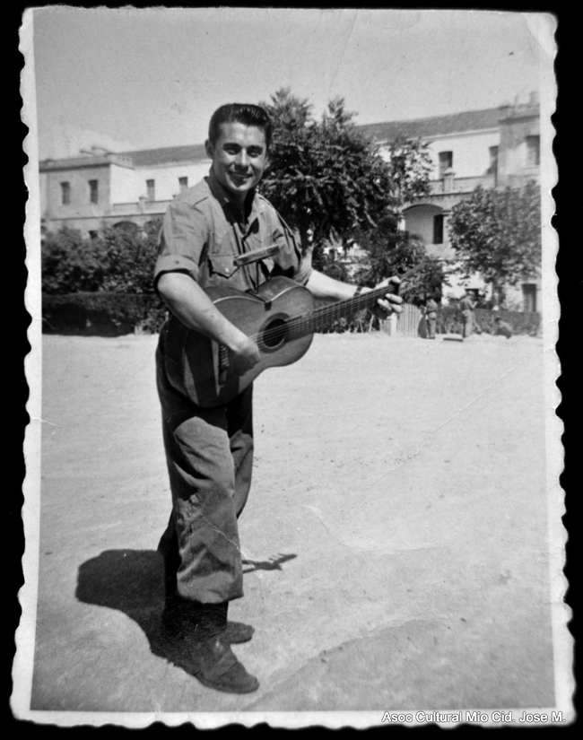 Hombre joven tocando la guitarra