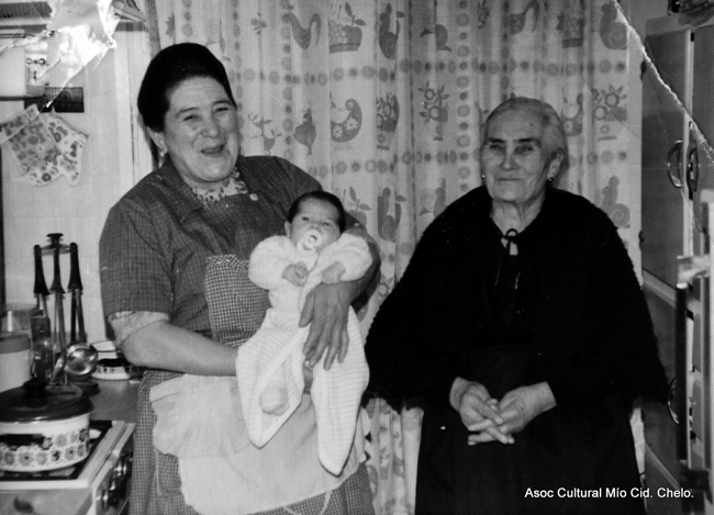 Mujeres con bebÃ© en la cocina