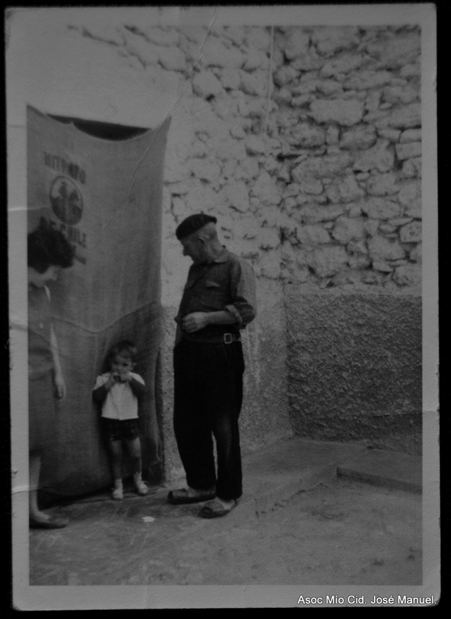 Abuelo y niÃ±o en la puerta de una casa