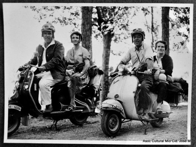 Dos parejas en Vespa