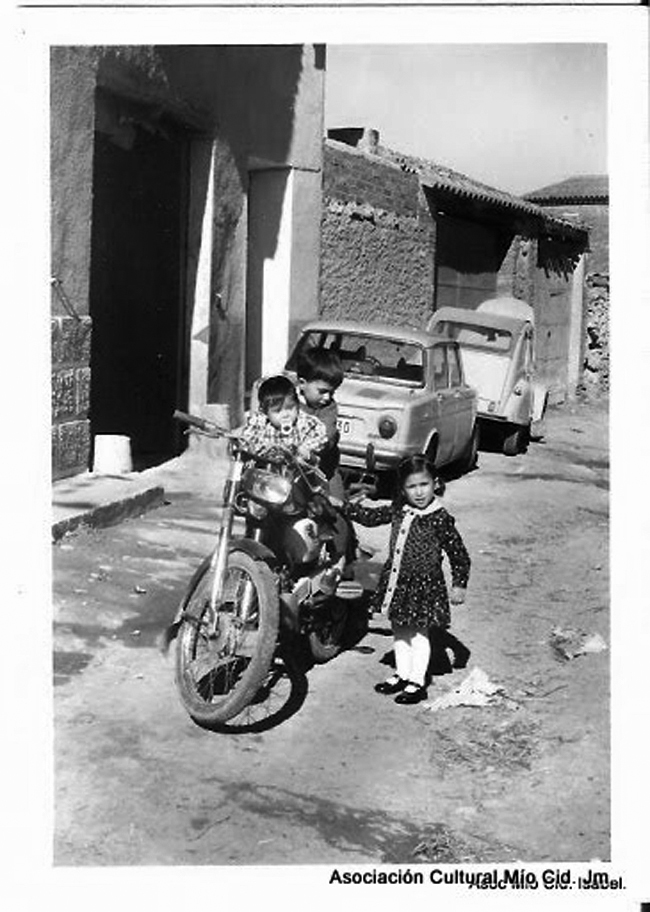 NiÃ±os en motoreta