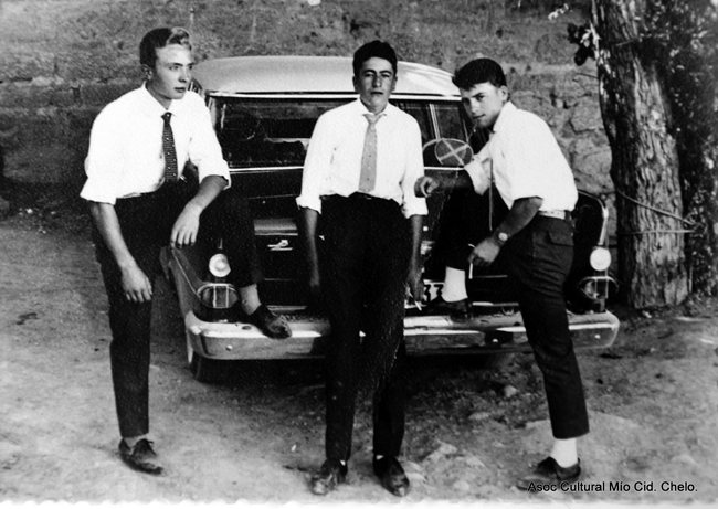 Hombres posando en un coche
