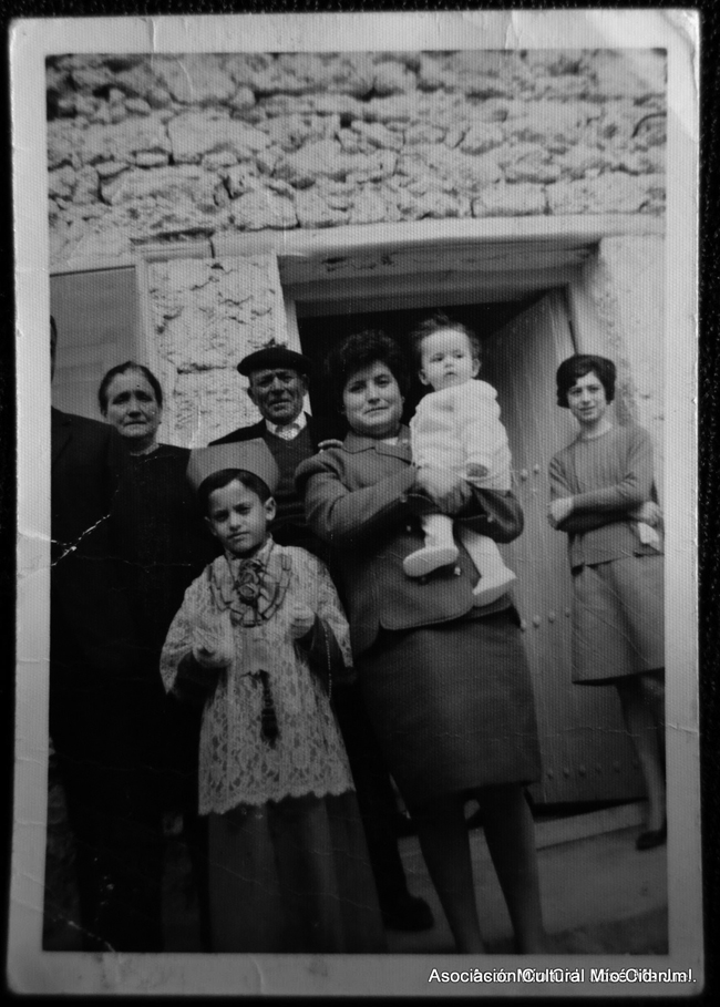 Familia con monaguillo