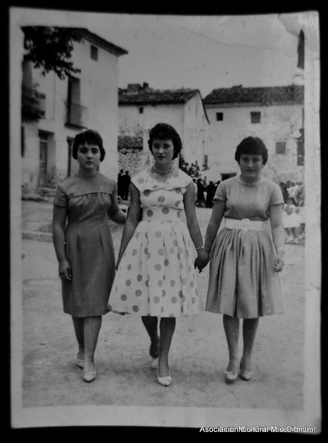 Mujeres en la Plaza Mayor del Poyo del Cid