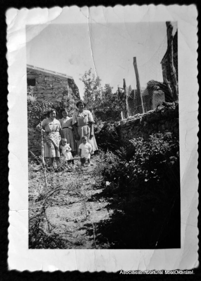 Mujeres y dos niÃ±os en huerto. El Poyo