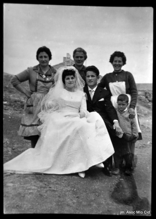 Novios posando con mujeres, sirvienta y niÃ±o.