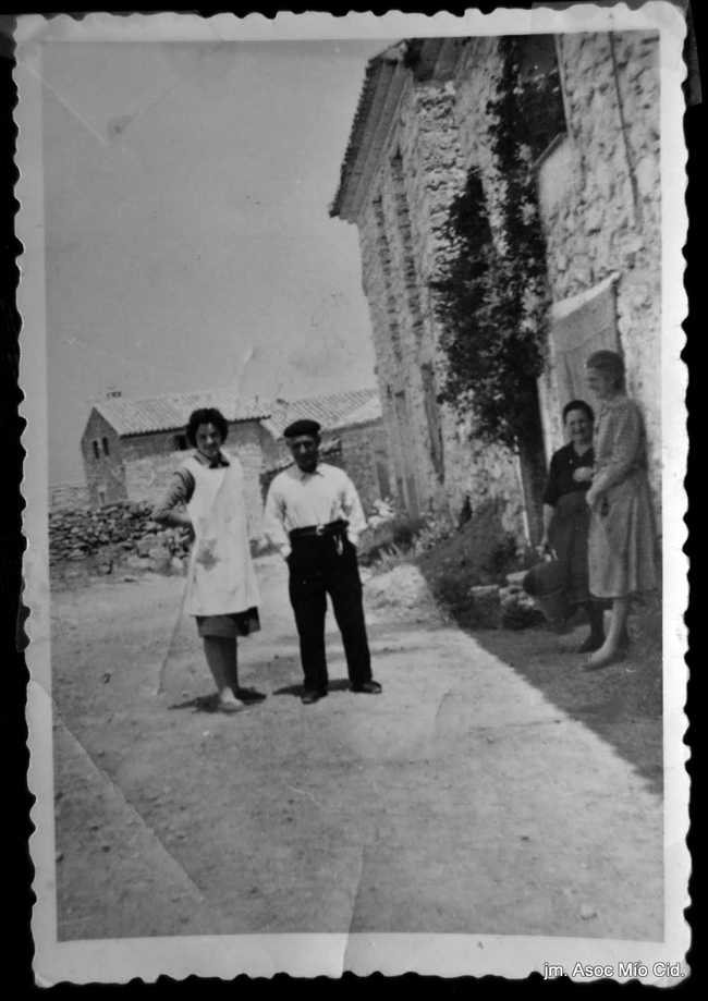 Mujeres y hombre delante de un edificio desconocido