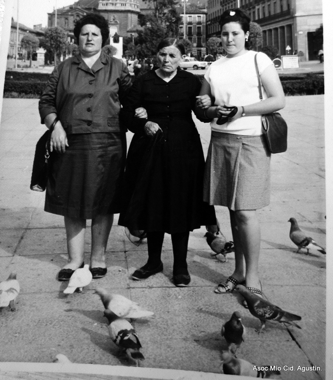 Mujeres en ciudad con palomas
