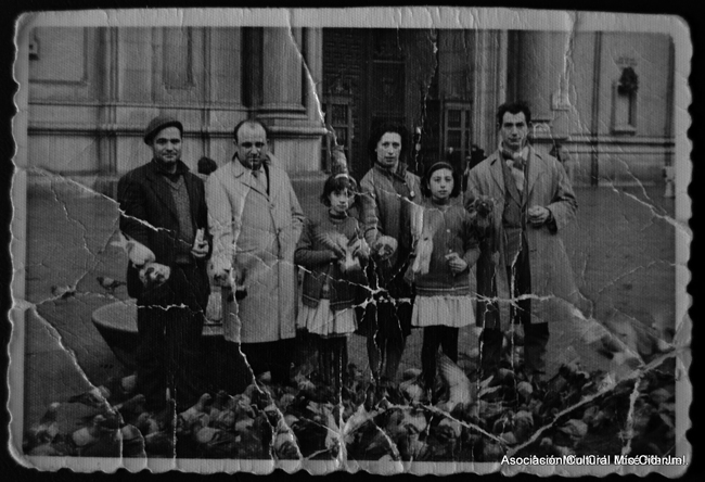 Familia echando de comer a las palomas en la Plaza del Pilar. Zaragoza