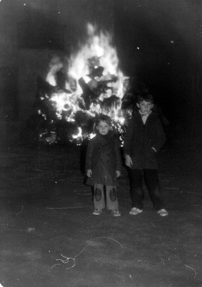 NiÃ±os posando delante de hoguera