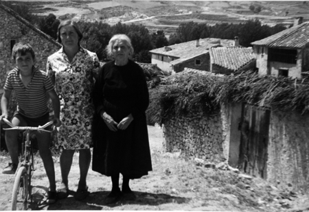 Retrato familiar en las calles de la localidad de Torrelosnegros.