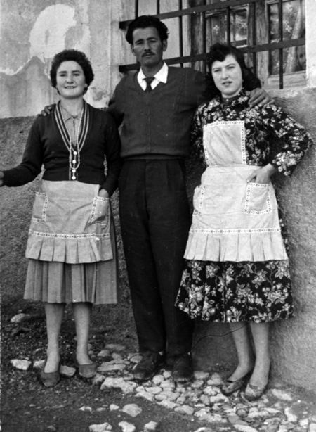 Pastor con unas vecinas