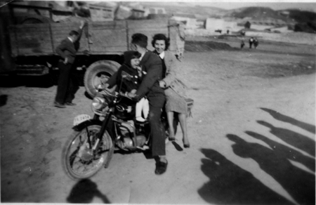 Vecinos de Torrelosnegros sobre una motocicleta.