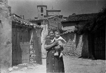 Abuela y nieto en un rincÃ³n de Torre los Negros.
