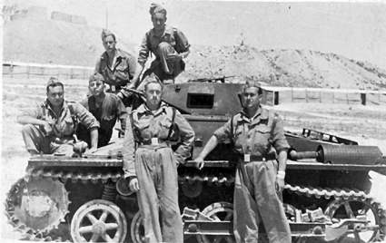 Vecino de Torrelosnegros junto al tanque.