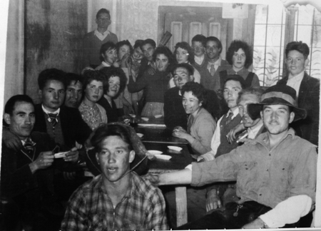 Grupo de vecinos de Torrelosnegros en el bar.