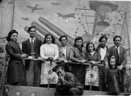 Grupo de amigos retratados con el tÃ­pico lienzo de fiestas. Torrelosnegros.