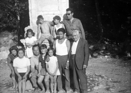 Grupo familiar en la Fuente del Padre Selleras. Torrelosnegros.