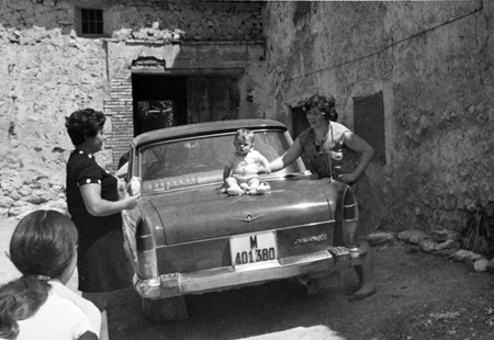 Vecinos de Torrelosnegros junto a un coche.