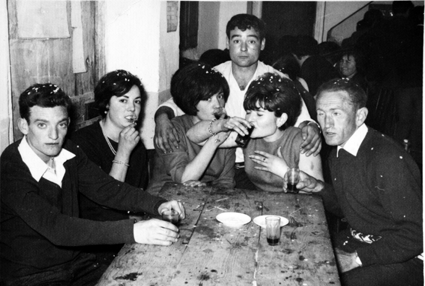 Grupo de vecinos de Torrelosnegros en el bar.