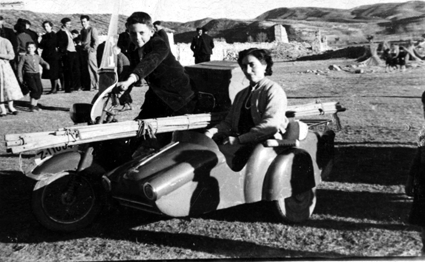 Pareja en sidecar en Torre los Negros.