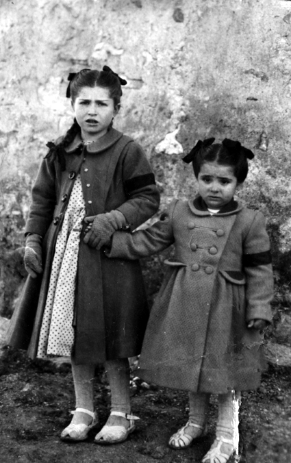 NiÃ±as con brazalete negro en Torre los Negros.