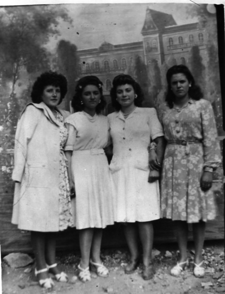 Muchachas con lienzo de fondo. Torrelosnegros