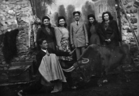 JÃ³venes con toro de cartÃ³n. Torrelosnegros