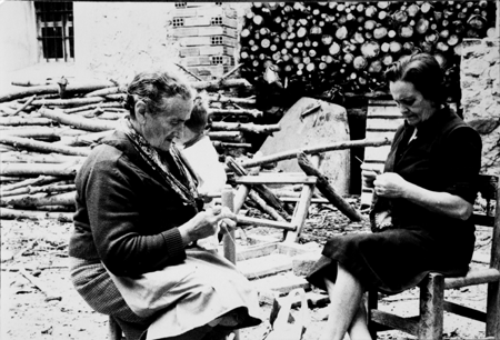 Haciendo puntilla en el corral. Torrelosnegros.