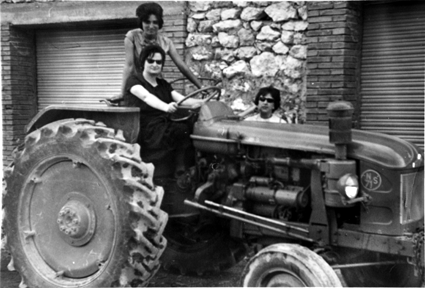 Grupo con un tractor en Torre los Negros.