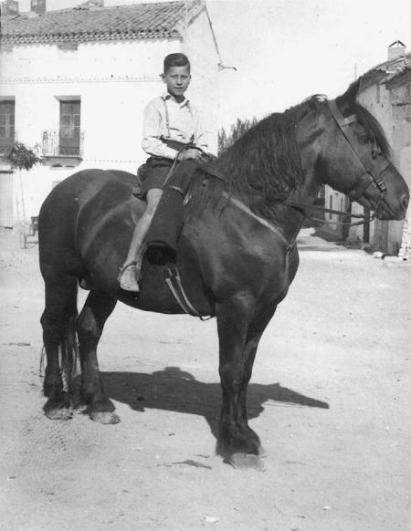 Arcadio Julve montando un caballo. Torrijo