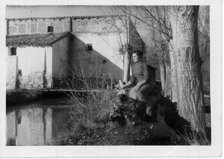 Joven sentada a la orilla del rÃ­o. Torrijo