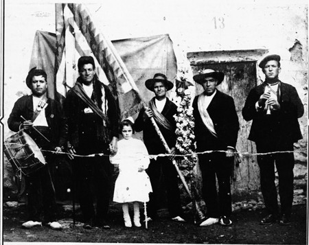 Grupo de dulzaineros con niÃ±a. Torrijo