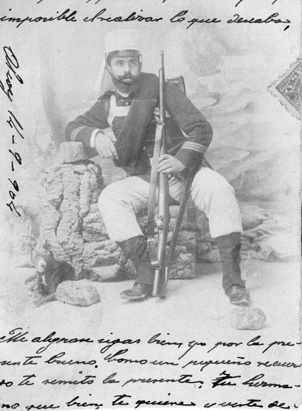 Soldado de uniforme con fusil. Villafranca