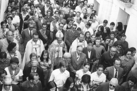 ProcesiÃ³n en las fiestas de San Roque con el obispo. Calamocha.