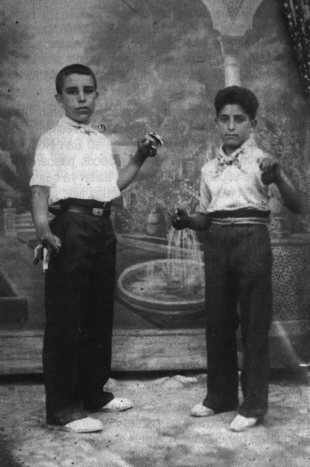 Indumentaria de dos danzantes de 1935 aprox. Calamocha.