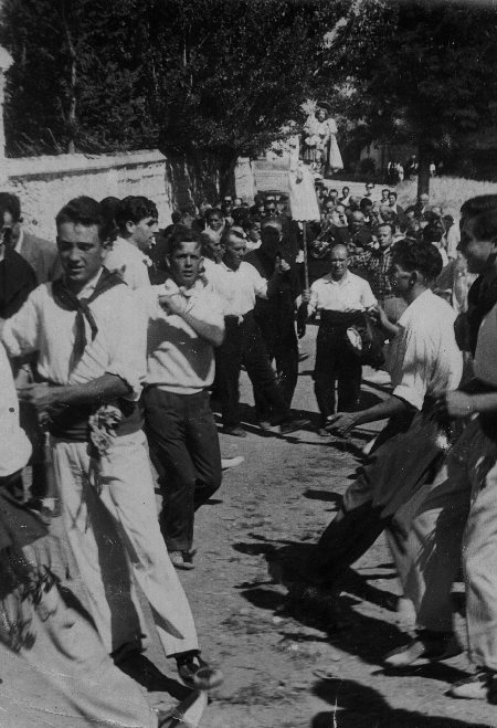 Grupo de hombres celebrando las fiestas de San Roque. Calamocha