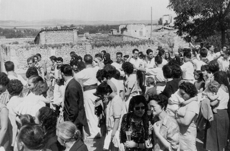 Gente junto a la ermita de San Roque. Calamocha