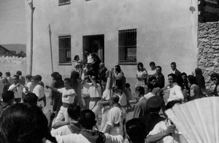 Hombres bailando junto a una casa. Calamocha.
