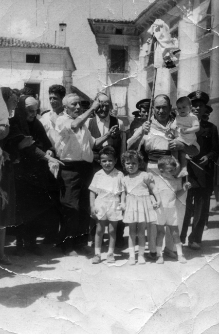 Grupo de vecinos en el baile de San Roque. Calamocha.