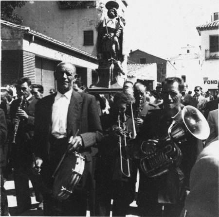 Imagen de la procesiÃ³n de San Roque junto a la banda de mÃºsica. Calamocha.