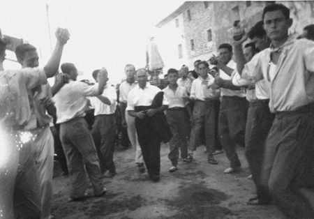 Hombres bailando en el Baile de San Roque. Calamocha.