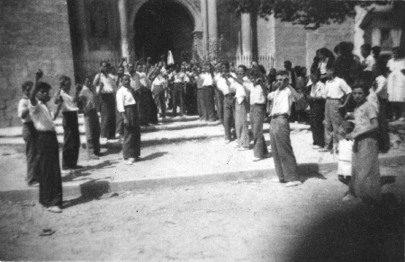 JÃ³venes en la entrada de la Iglesia. Calamocha.